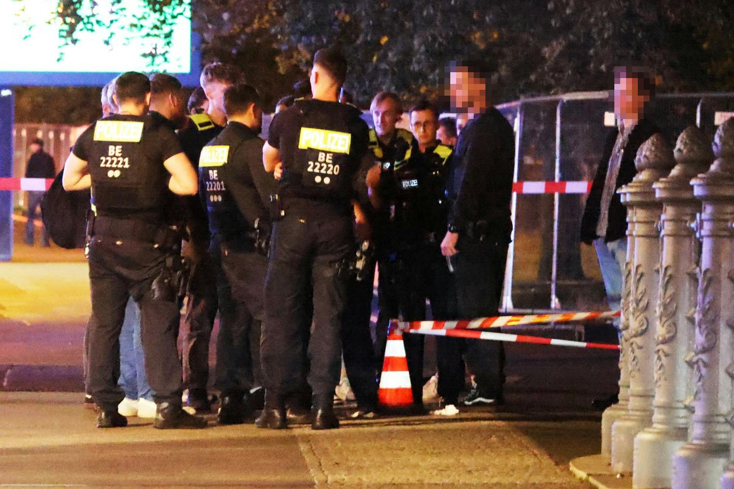 Bei einem Messerangriff in Mitte wurde in der Nacht zu Samstag ein Mann verletzt. Die Polizei fahndete im Umfeld der Karl-Liebknecht-Brücke nach dem Täter.