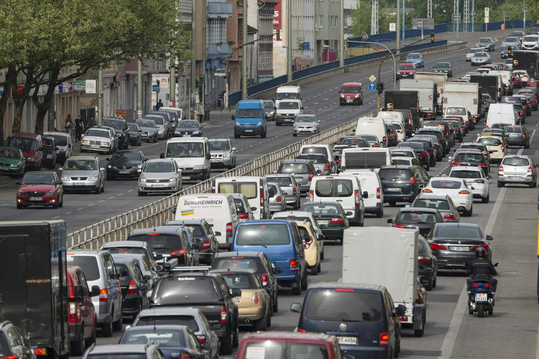 Auf der und rund um die Lichtenberger Brücke in Berlin ist immer viel Verkehr. Ab Montag müssen Autofahrer hier auf eine Fahrspur je Richtung verzichten.