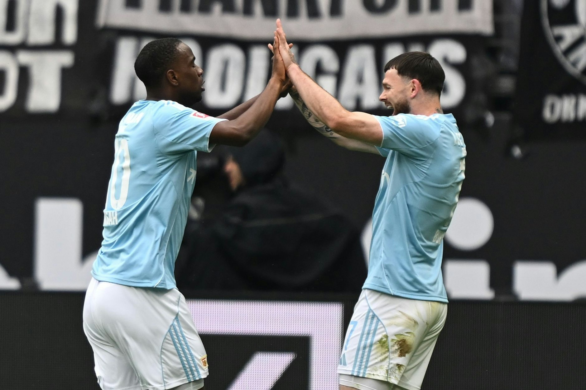 Vier Tore für den 1. FC Union: Ilyas Ansah und Oliver Burke klatschen ab.