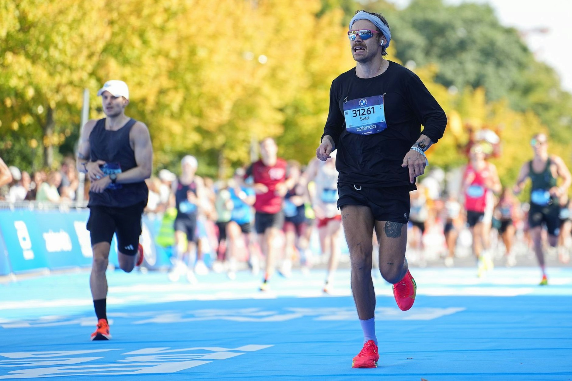 Mit Sonnenbrille getarnt, lief der Popsänger durch die Hauptstadt und schaffte Platz 2240.