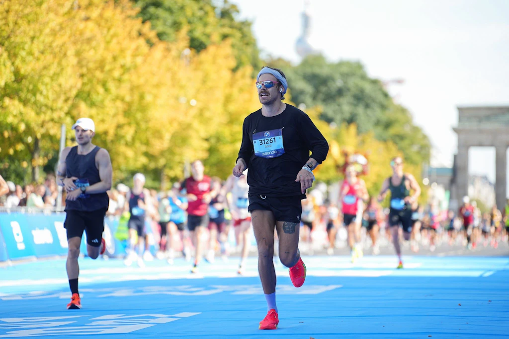 Sportliche Promis: Erkennen Sie diesen Superstar beim Berlin-Marathon?