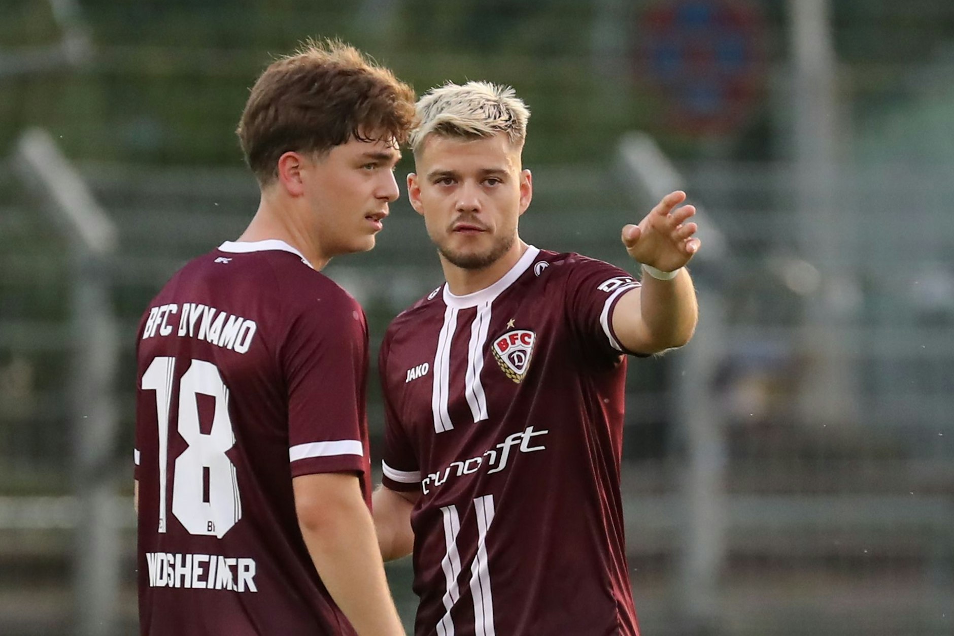 So sehr Tim Windsheimer (l.) und Ivan Knezevic auch beratschlagen: Ein Mittel, wie der BFC Dynamo endlich konstant erfolgreich spielt, finden auch sie nicht.