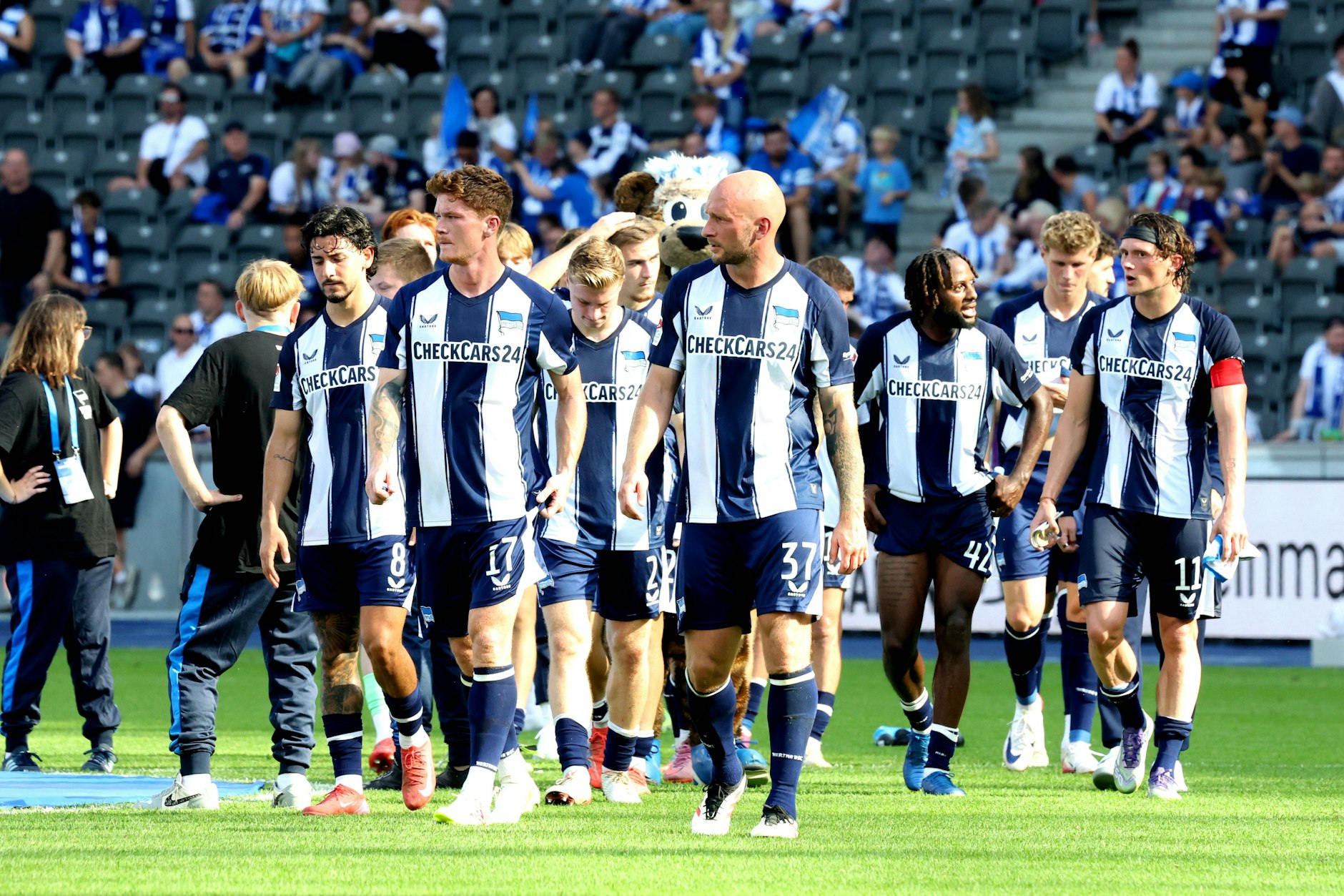 Und wieder einmal bleibt den Spielern von Hertha BSC nach dem Schlusspfiff nur der Frust.
