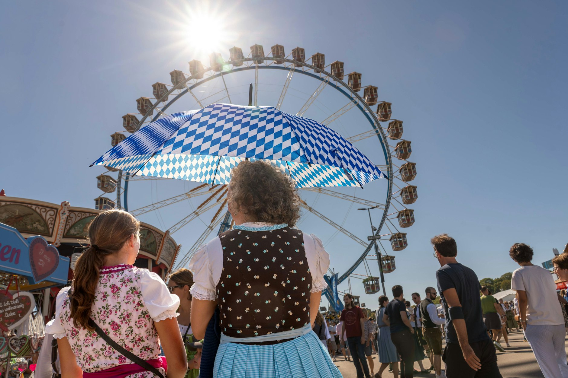 Hochsommer-Hitze beim Auftakt des Oktoberfestes in München. Viele Besucher suchten unter Schirmen Schutz vor der brennenden Sonne.