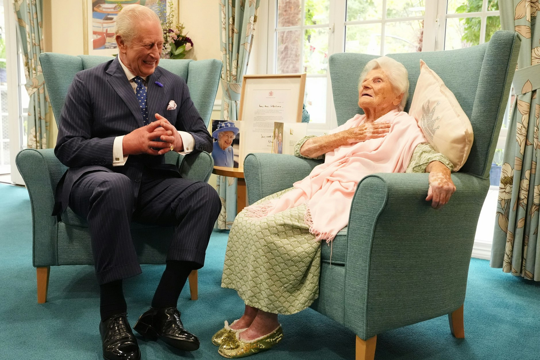 König Charles III. besuchte Ethel Caterham, die älteste Person der Welt. Die 116-Jährige brachte den Monarchen mit ihren Erinnerungen zum Lachen.