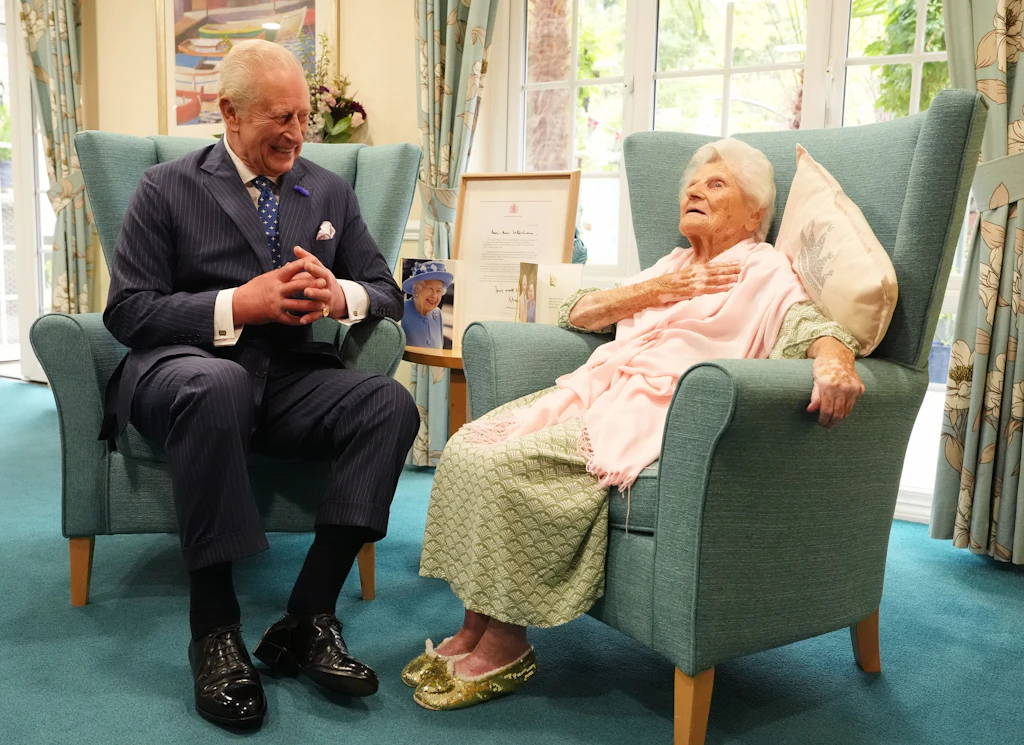 Ethel (116) zu König Charles (76): „Alle Mädchen waren in Sie verliebt!“