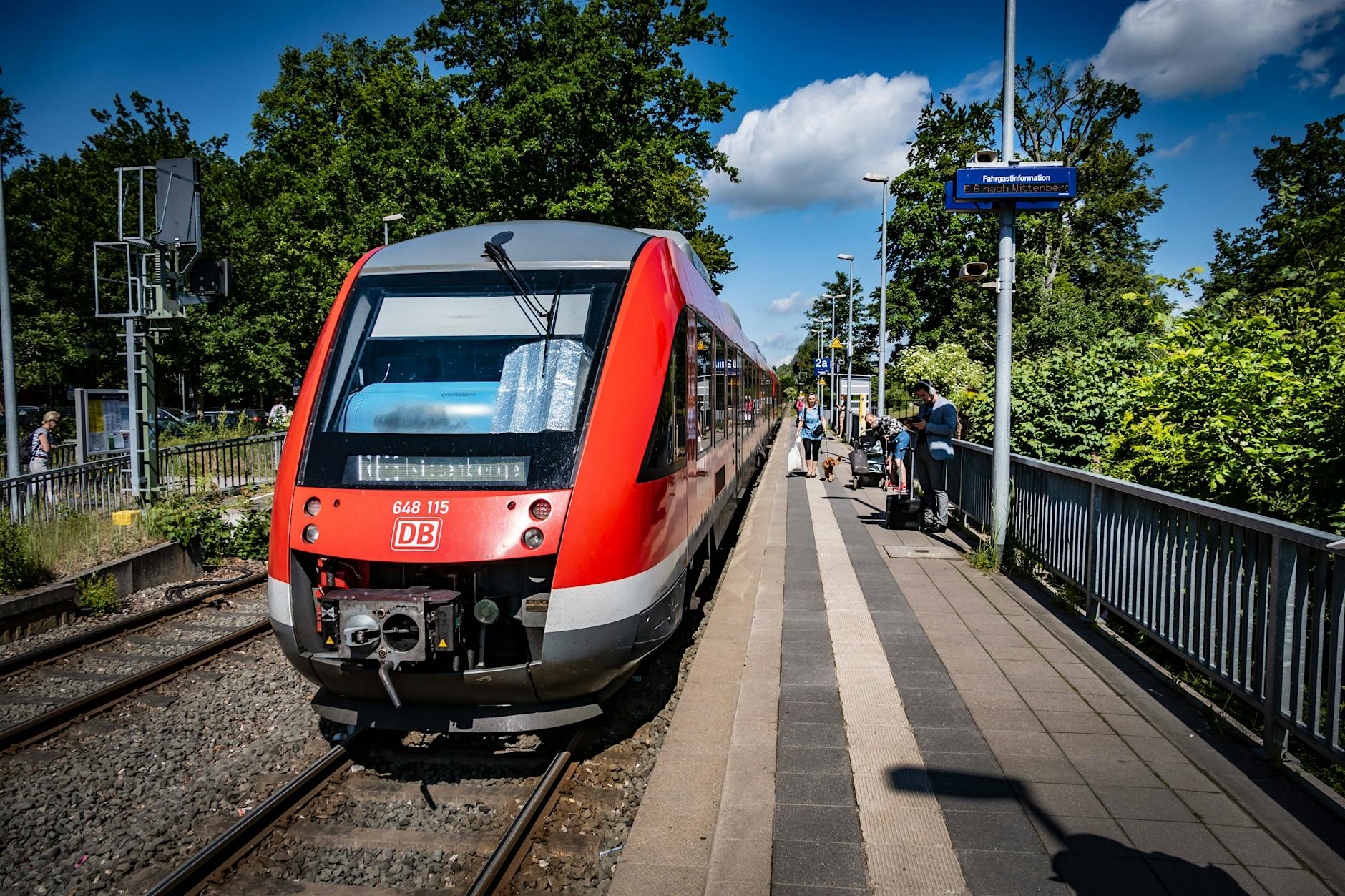 Drama am Bahnhof: Frau stürzt in Gleisbett – Zug überrollt ihren Fuß!