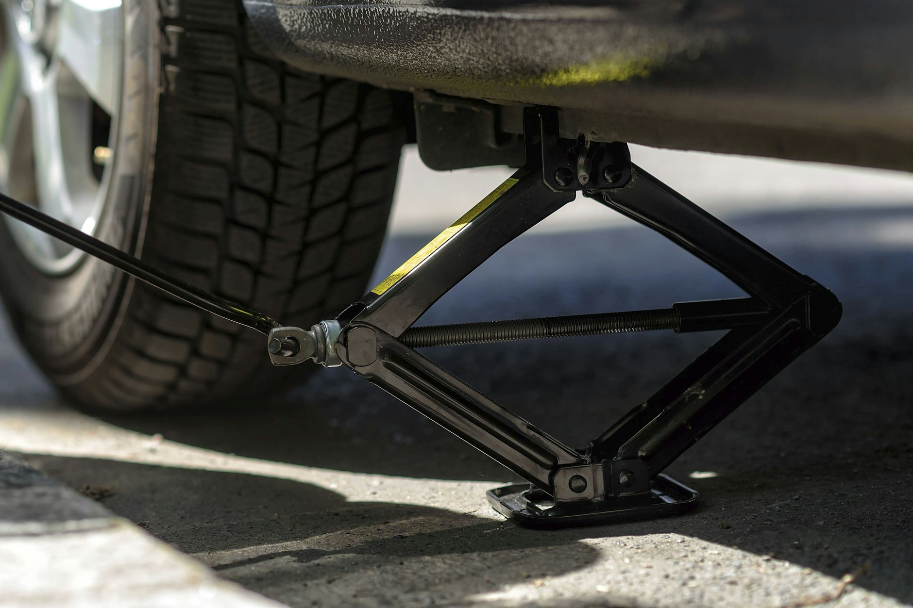 Ein 68-jähriger Mann wurde von seinem Auto erdrückt, weil der Wagenheber weggerutschte. (Symbolfoto)