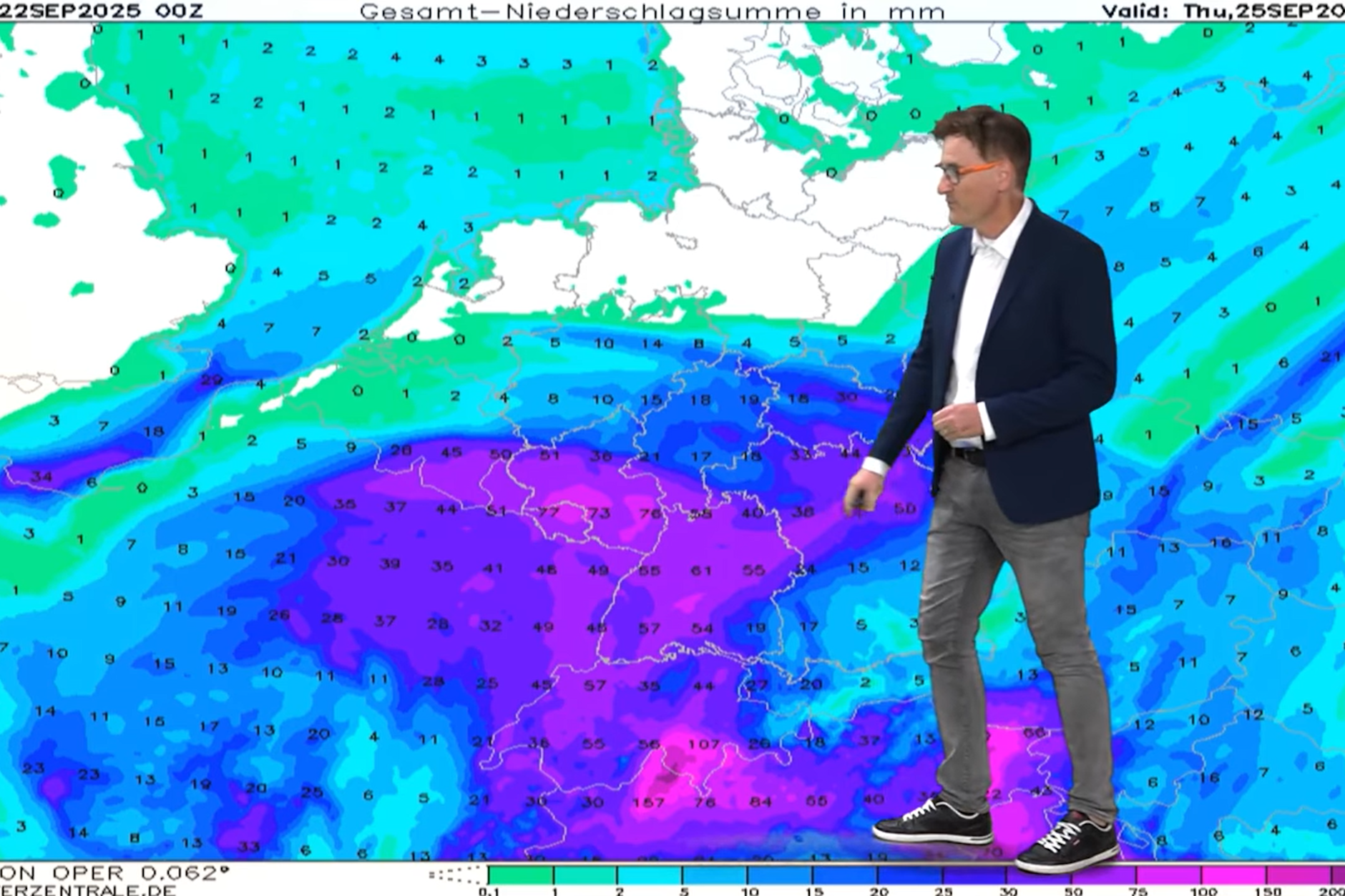 Je blauer, desto nasser wird es bis zum Donnerstag: Meteorologe Dominik Jung sagt Starkregen voraus.
