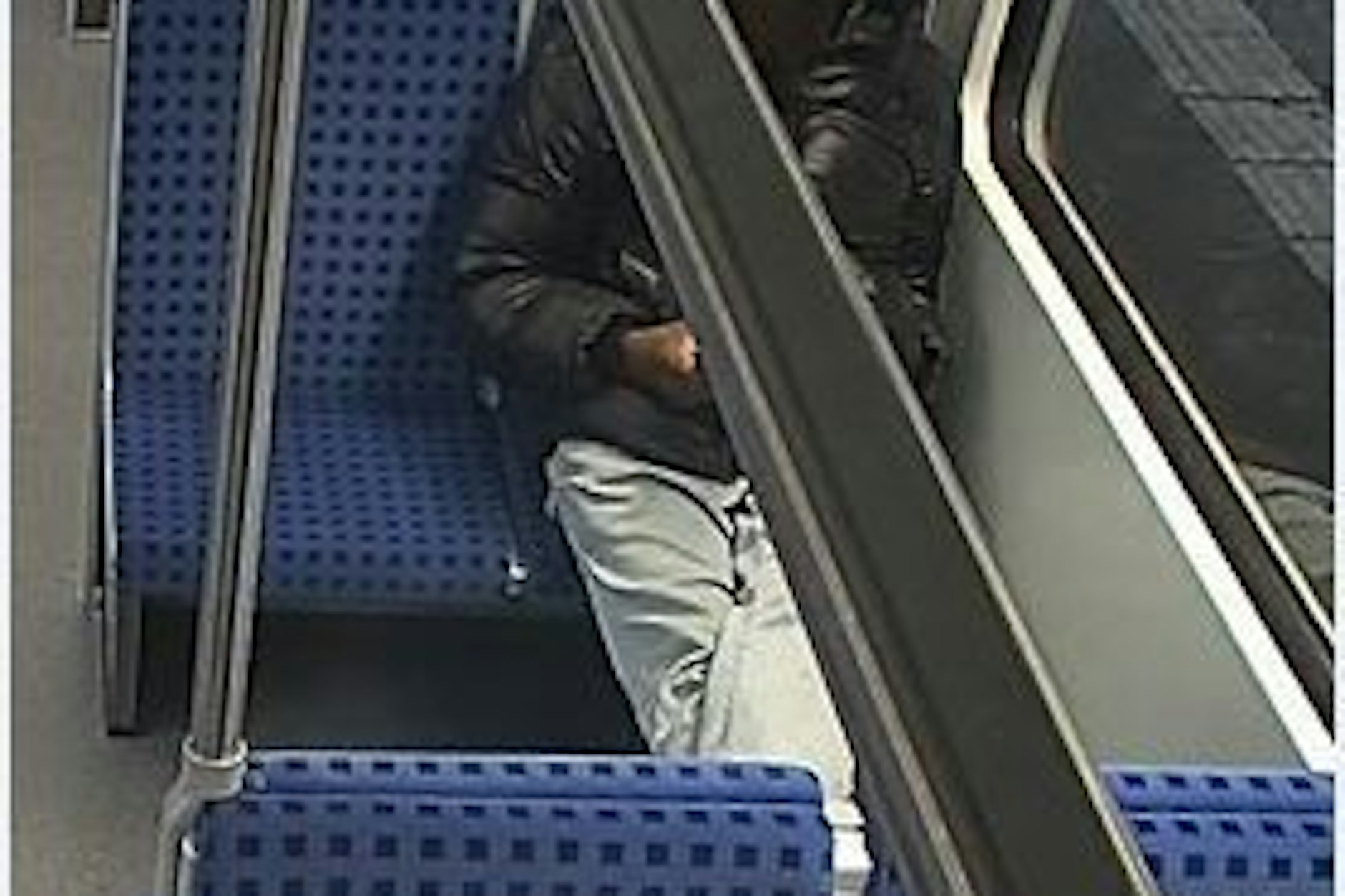 Die Polizei fahndet mit einem Foto nach einem Handtaschen-Räuber, der im Dezember 2024 in der S-Bahn in Rummelsburg zugeschlagen haben soll.