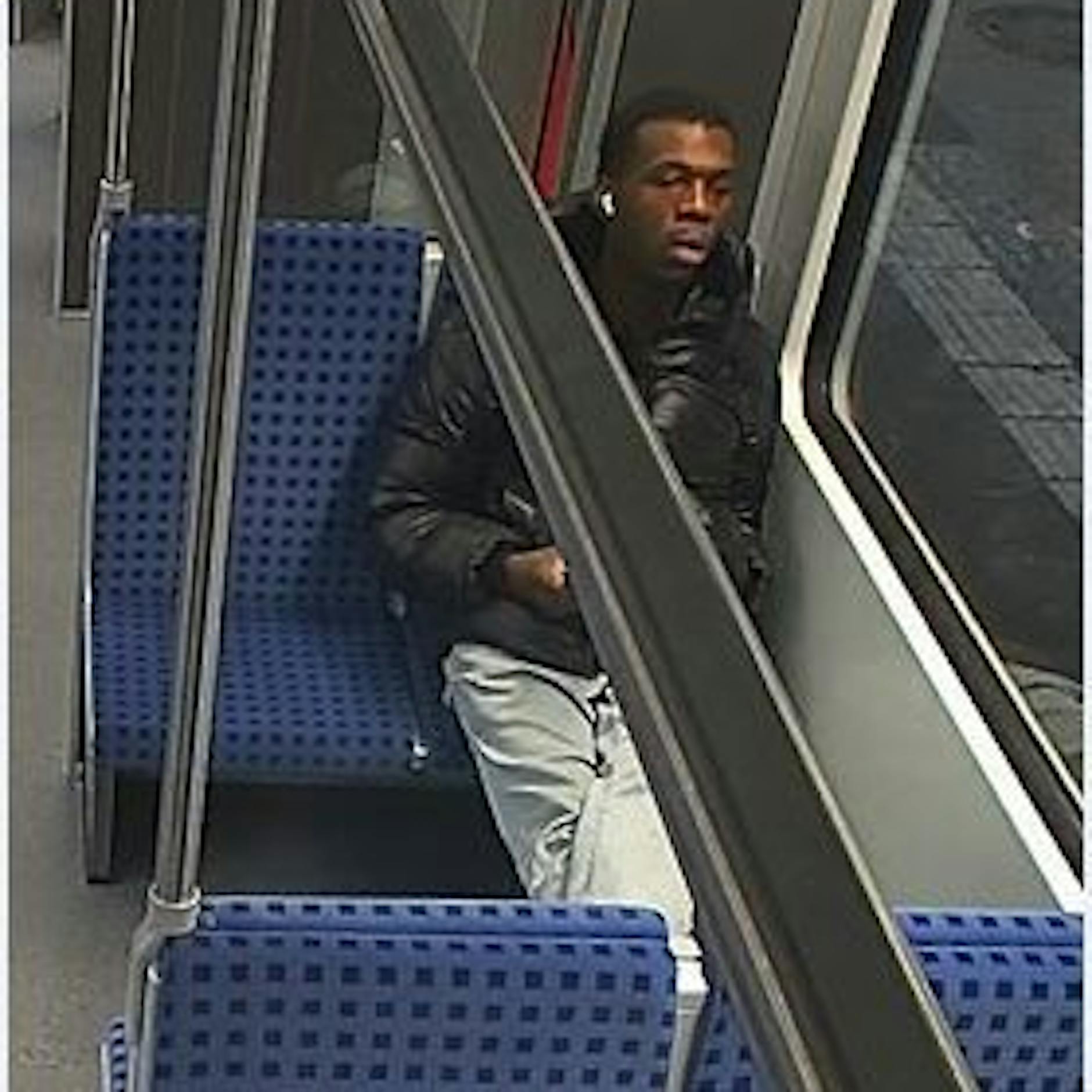 S-Bahnhof Rummelsburg: Polizei sucht diesen Handtaschen-Räuber