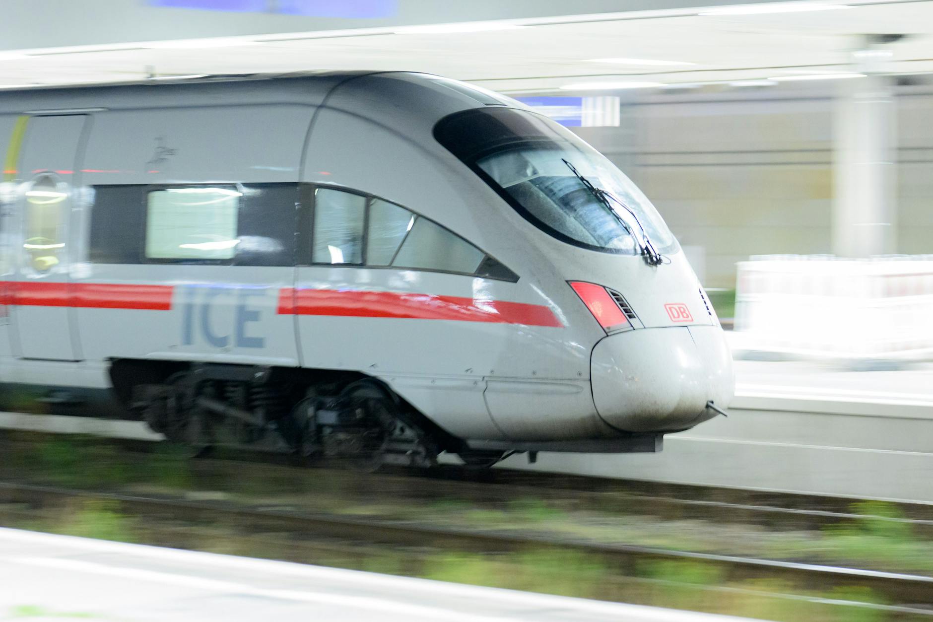Eine defekte Oberleitung legt den Bahnverkehr im Norden lahm. Viele ICE nach Hamburg fallen aus oder sind verspätet.