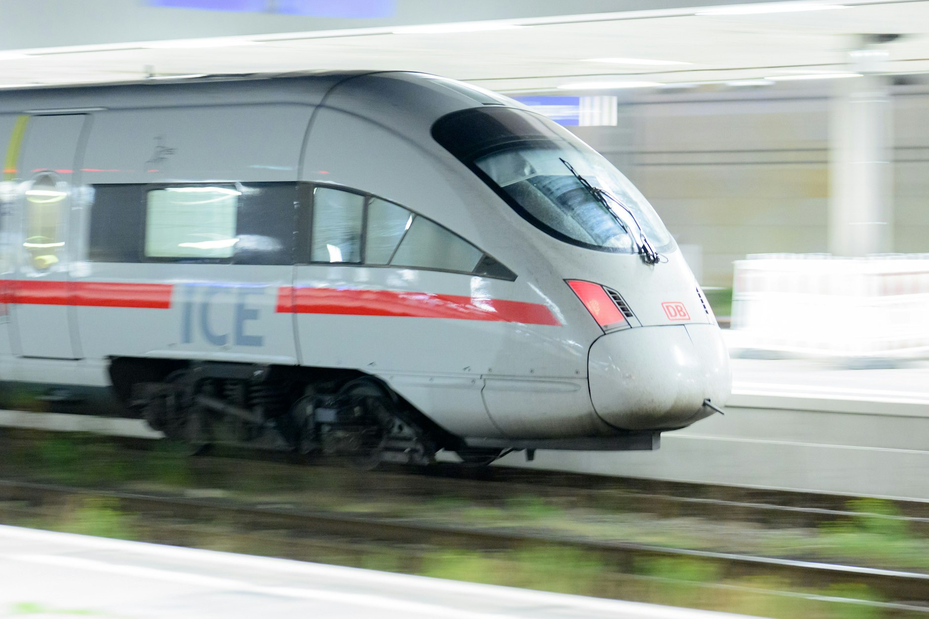 Eine defekte Oberleitung legt den Bahnverkehr im Norden lahm. Viele ICE nach Hamburg fallen aus oder sind verspätet.