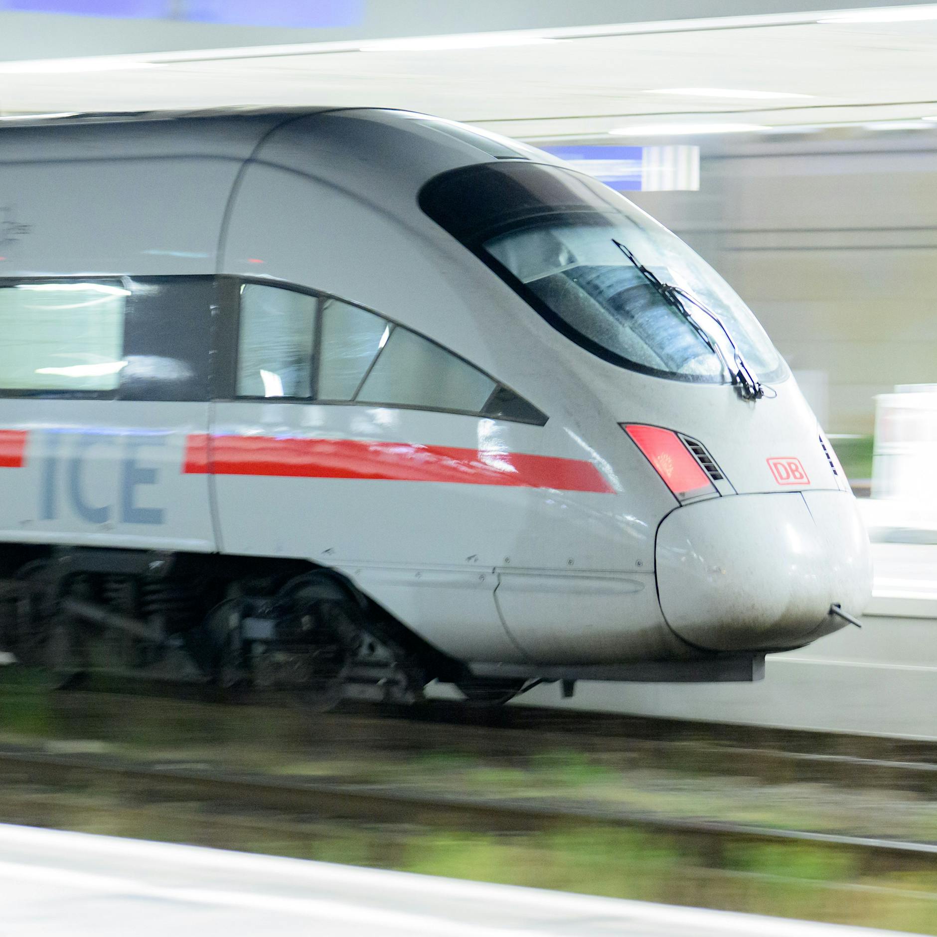 Bahn-Chaos am Morgen: Defekte Oberleitung legt ICE-Trasse lahm