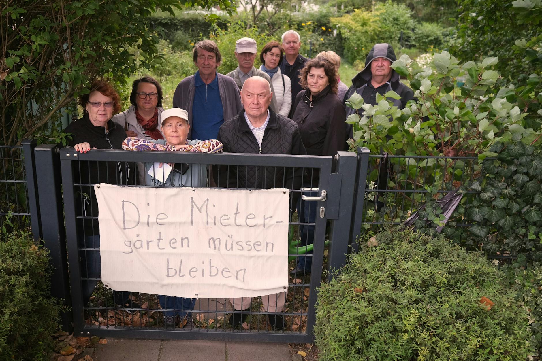 Anwohner kämpfen um den Erhalt ihres grünen Innenhofes. Neue Wohnblöcke sind auf dem Areal an der Joachimsthaler Straße geplant. Bäume, ein Spielplatz und ihr Mietergarten sollen dafür weg.