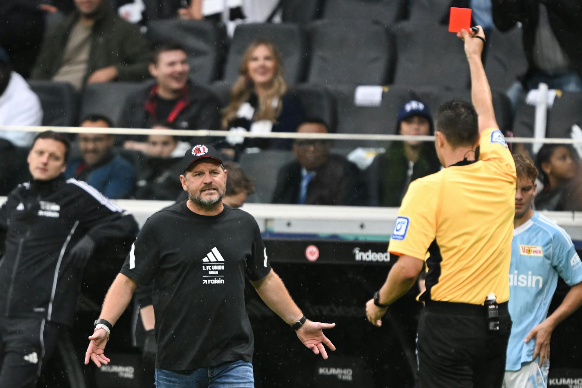 Schiri Sven Jablonski zeigt Steffen Baumgart Rot, dem Coach des 1. FC Union bleibt nur die hilflose Geste.