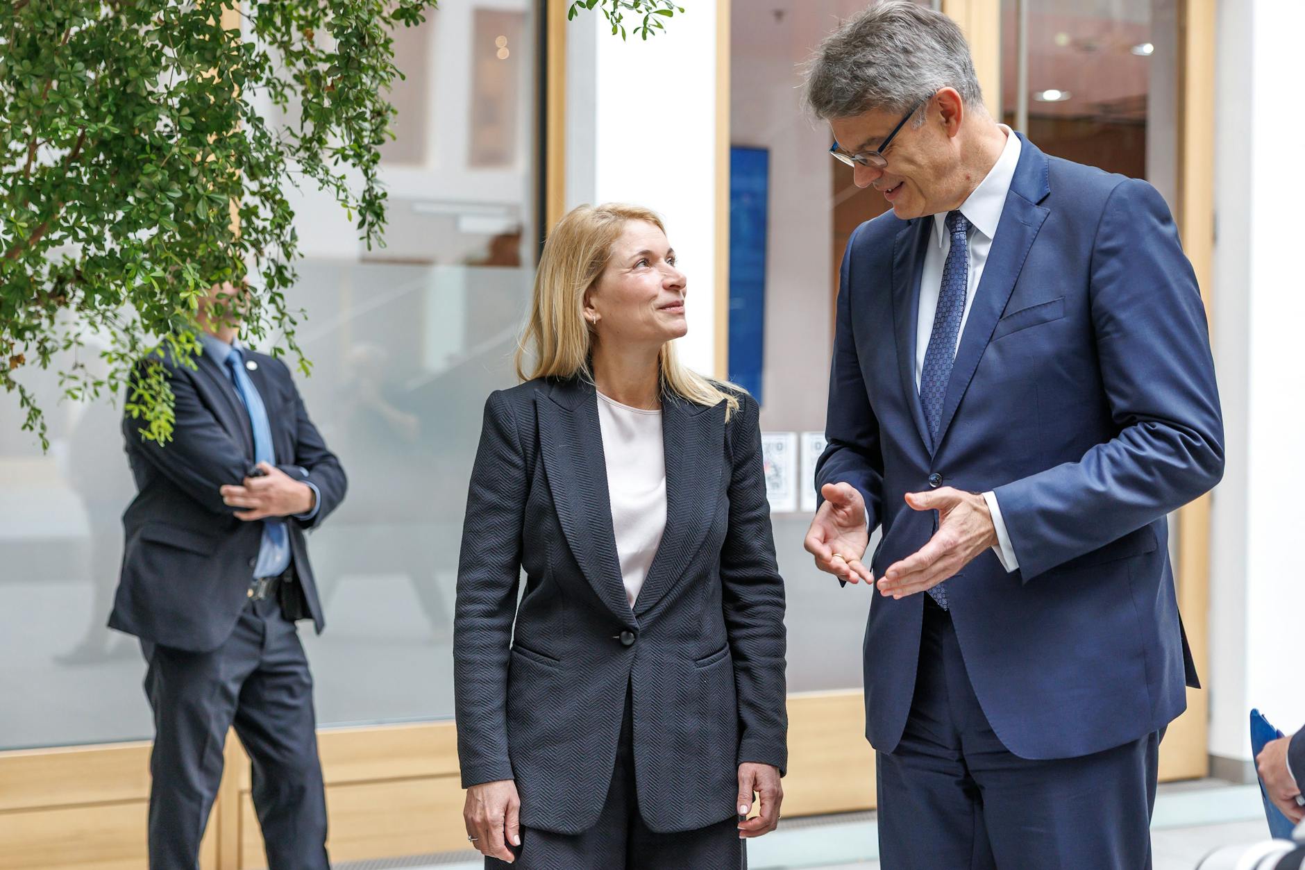 Die neue Bahnchefin Evelyn Palla und Bundesverkehrsminister Patrick Schnieder (CDU) im Gespräch am Rande der Vorstellung der neuen Bahn-Strategie