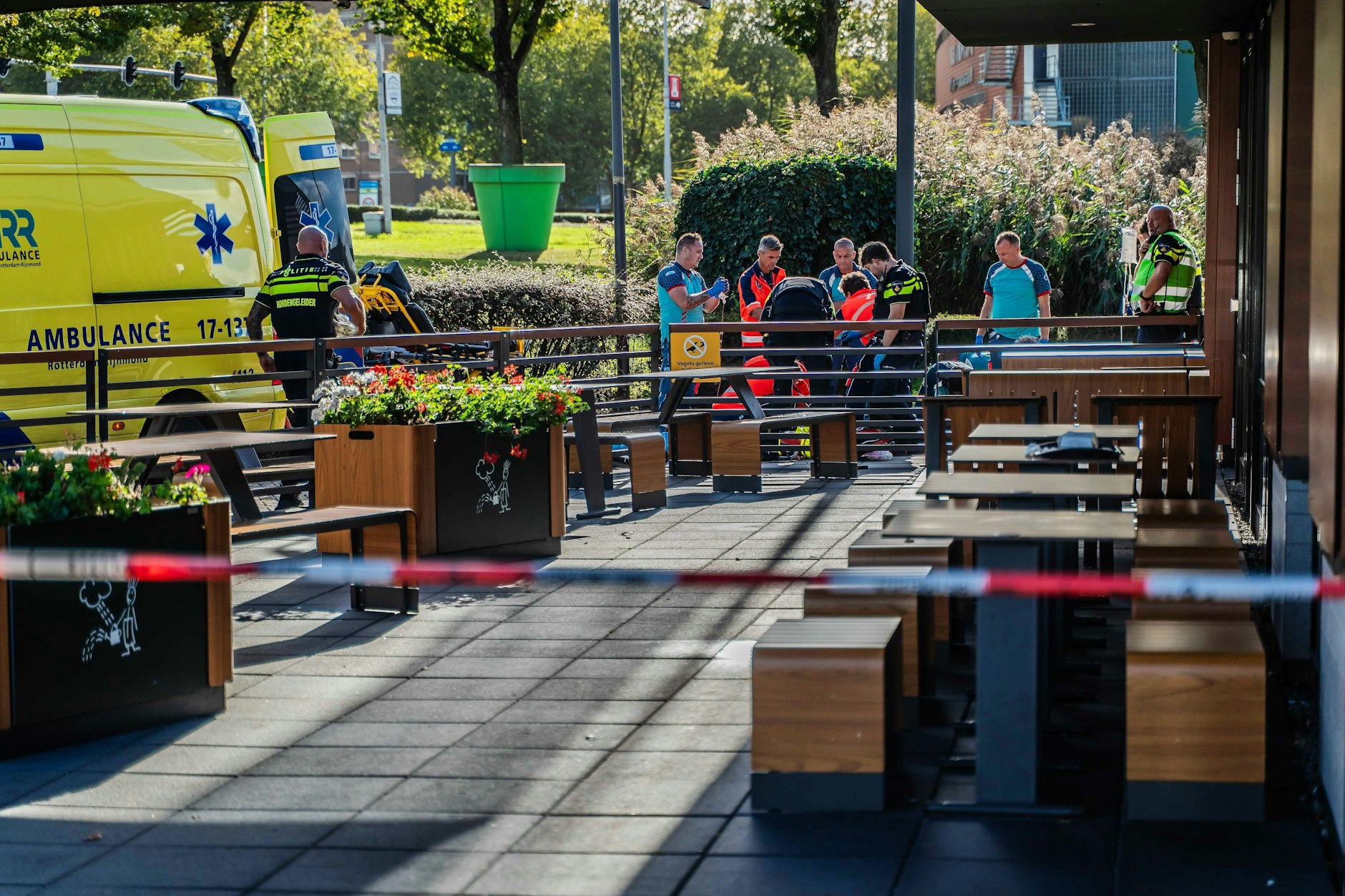 Rettungskräfte am Tatort vor einem Schnellrestaurant in einem Vorort von Rotterdam. Hier wurde der bewaffnete E-Bike-Räuber von der Polizei getötet.