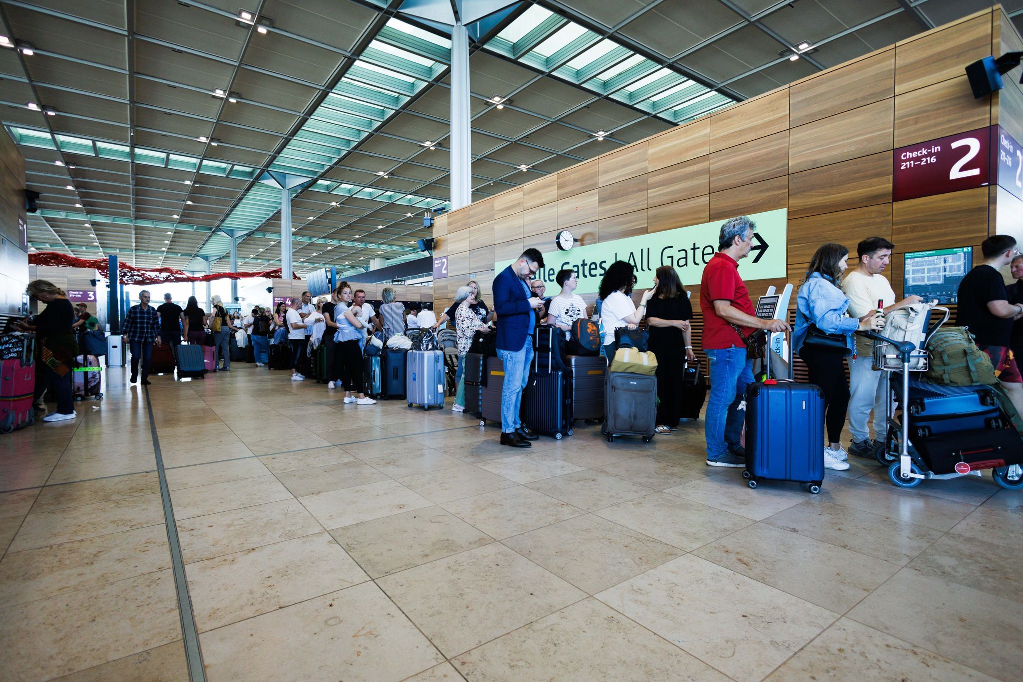 Hackerchaos am BER – Urlauber fluchen über Verspätungen