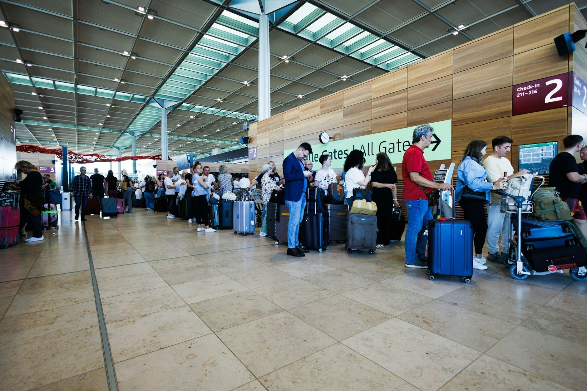 Reisende stehen Schlange am BER.