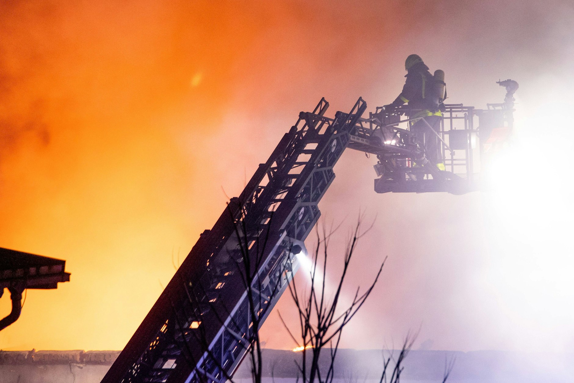 Auch über eine Drehleiter wurde das Feuer in dem Zweifamilienhaus in Pinneberg gelöscht (Symbolfoto).