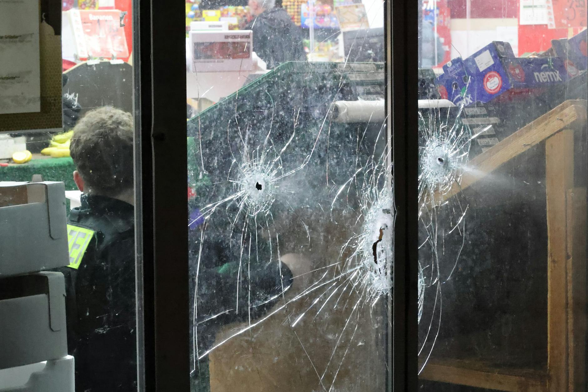 Die Einschusslöcher an einer Fensterscheibe eines Supermarktes sollen auf das Konto der Dalton-Bande gehen.