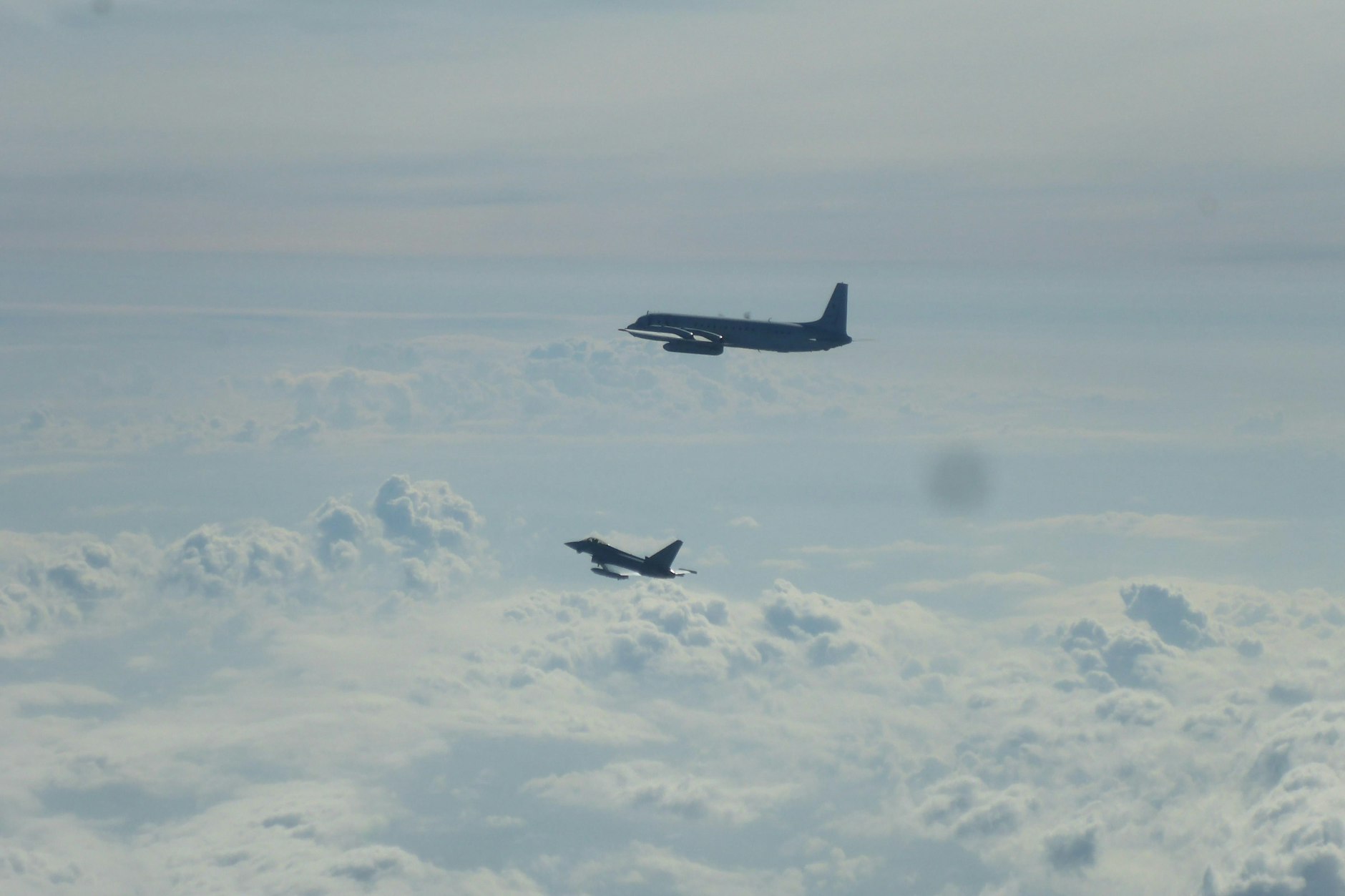 Schon Ende August gab es einen Zwischenfall: Ein Eurofighter (unten) und ein russisches Flugzeug flogen am 26. August über der Ostsee. Die Nato hatte wegen des Anflugs eines russischen Aufklärungsflugzeugs über der Ostsee zwei deutsche Eurofighter alarmiert.