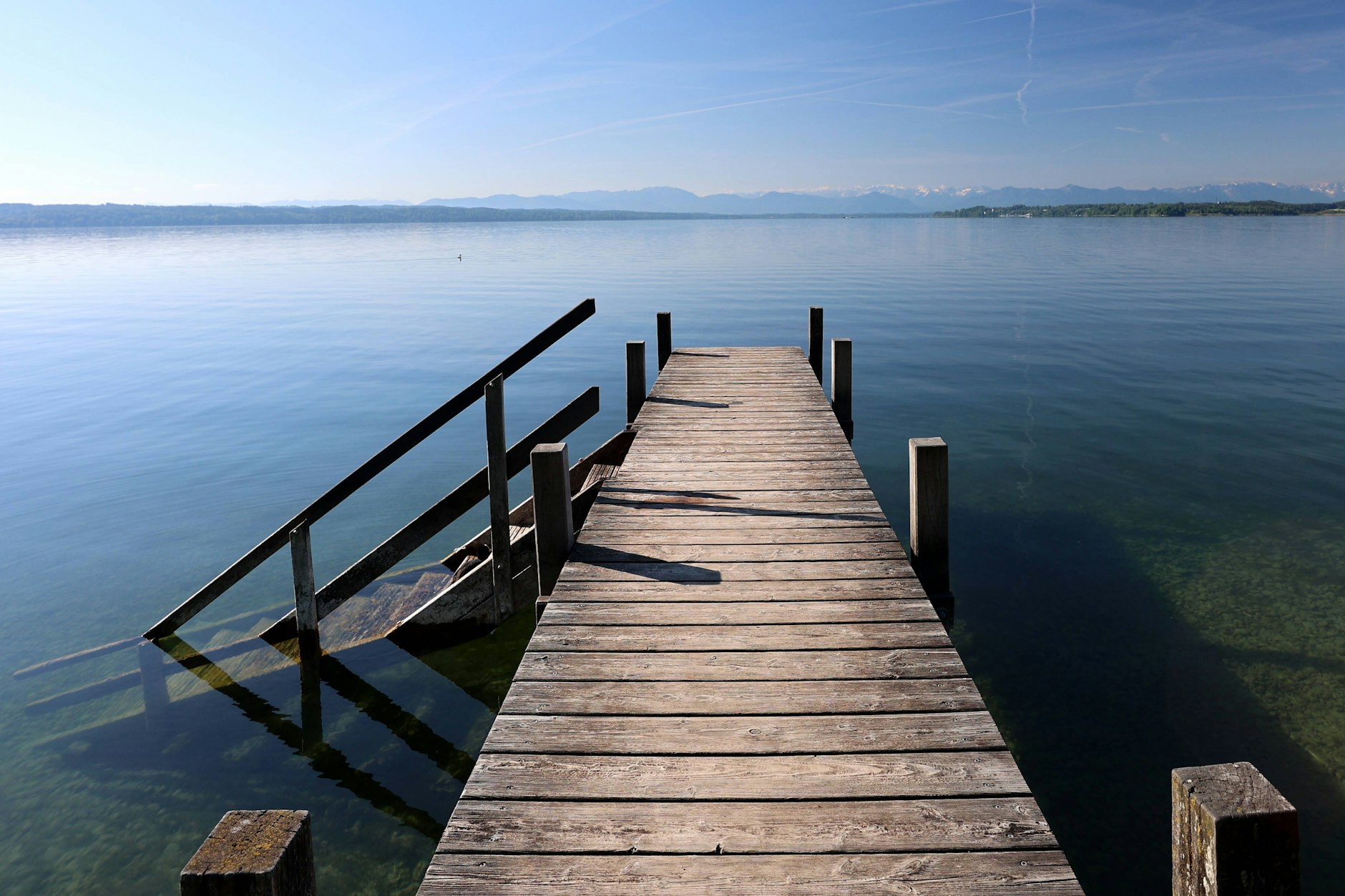 Nahe eines Steges am Starnberger See ertrank ein 72-Jähriger, als er das Spielzeugboot seines Enkels bergen wollte. (Symbolfoto)