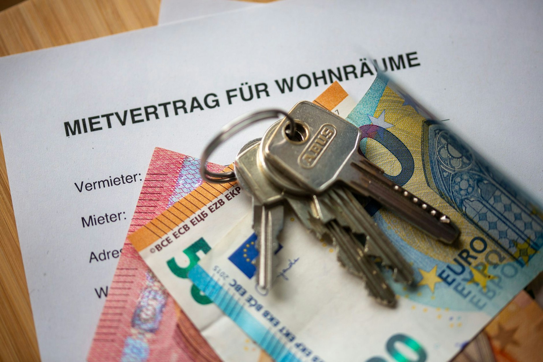 Der Bundesgerichtshof prüft, ob ein Vermieter seinem Mieter kündigen kann, wenn der die Wohnung gewinnbringend untervermietet.