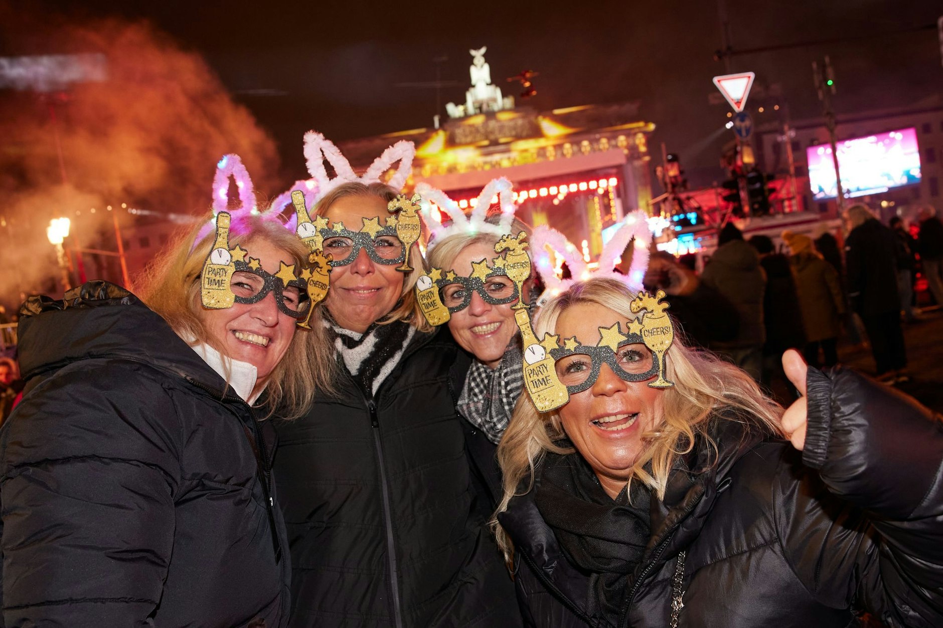 Das war am 31. Dezember vergangenen Jahres: Vier fröhliche Rheinländerinnen aus Neuss feiern bei der ZDF-Show „Celebrate at the Gate“ am Brandenburger Tor.