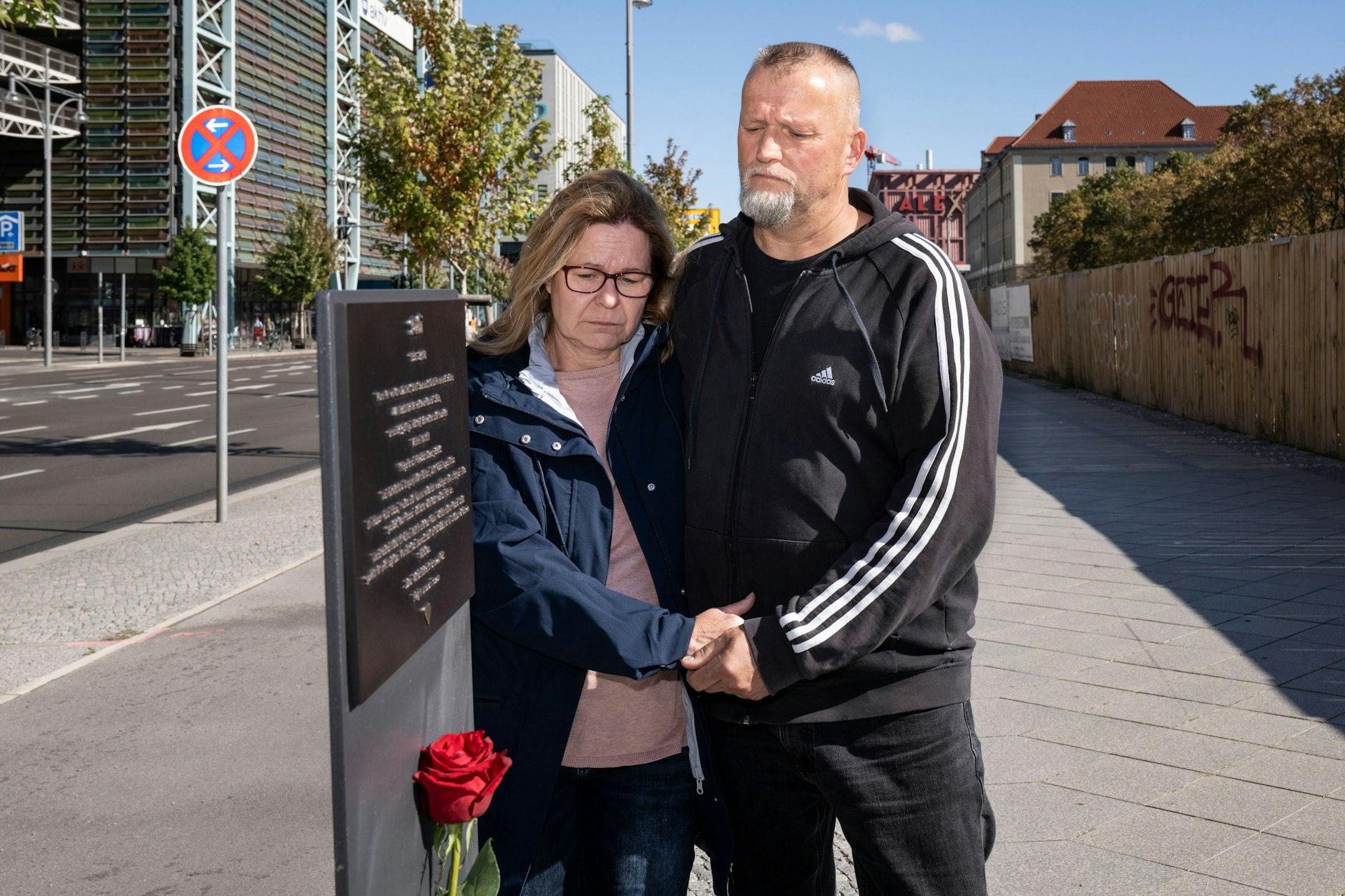 Britta und Christian Martini am Gedenkort für ihre Fabi in Berlin-Mitte