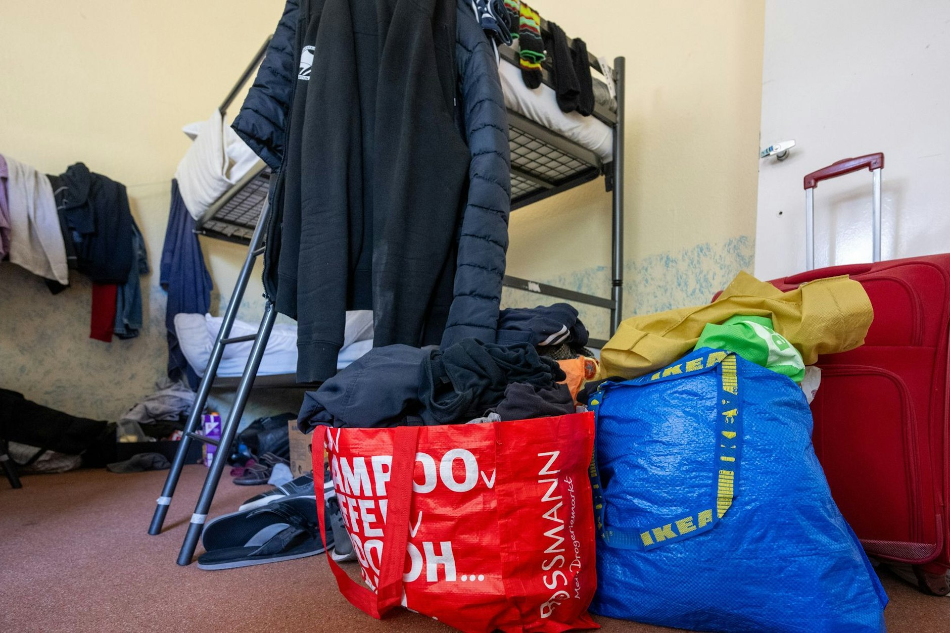 Habseligkeiten eines obdachlosen Mannes liegen in Taschen verpackt in einem Schlafsaal für Männer in der Kältehilfe-Notübernachtung in der Bergstraße im Bezirk Steglitz-Zehlendorf.