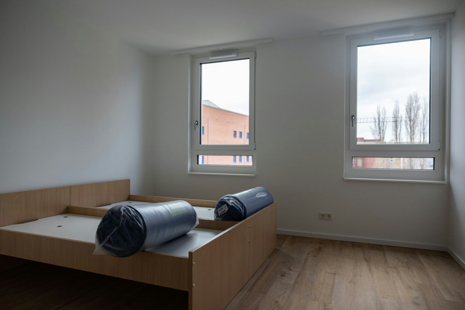 Blick in einen Raum mit zwei Betten in einer Wohnung der Mobilen Unterkunft für Flüchtlinge.