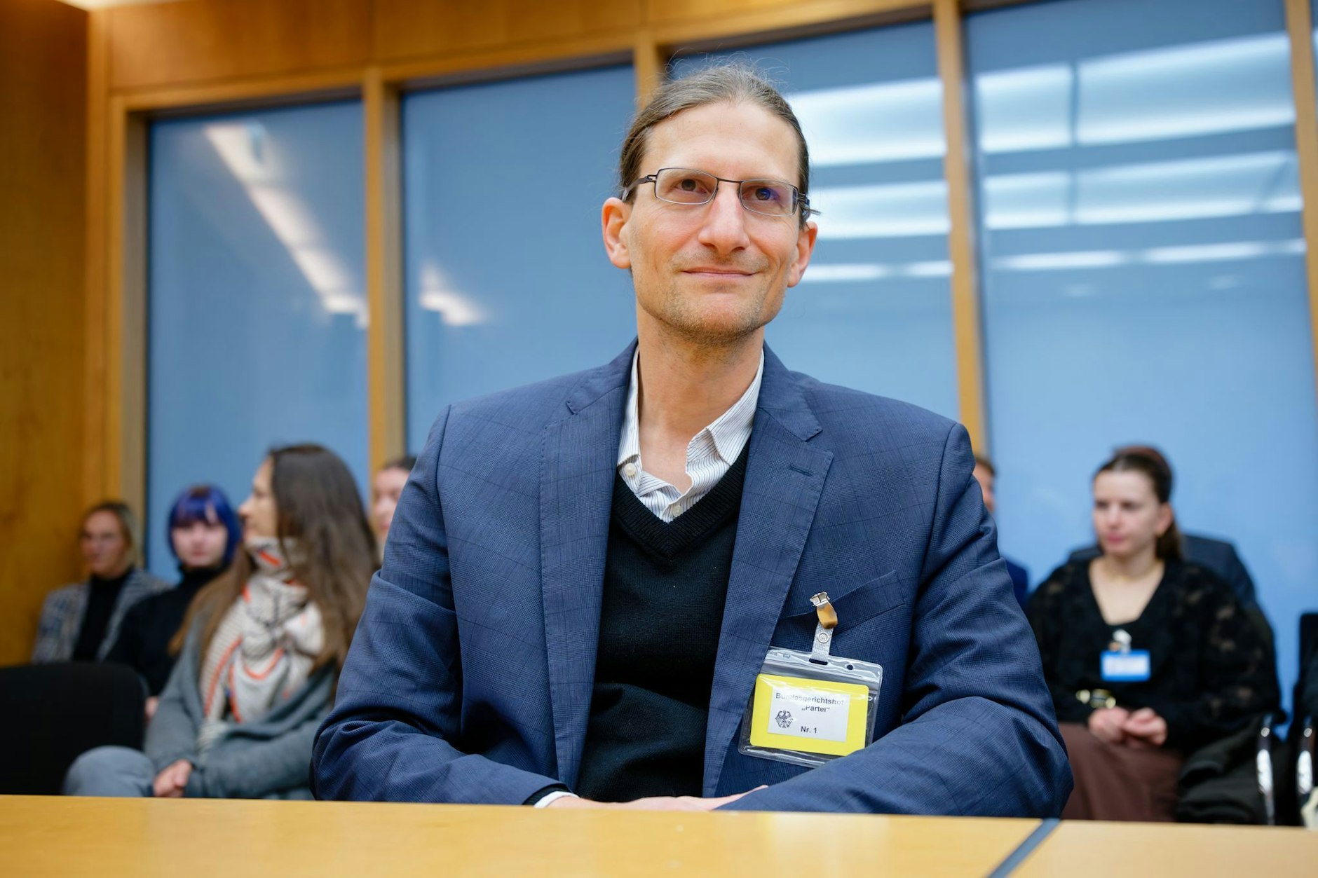 Der Beklagte Abdur-Rahman El-Khadra im Verhandlungssaal des Bundesgerichtshofs. Das oberste deutsche Zivilgericht prüft, ob ein Vermieter seinem Mieter kündigen kann, wenn der die Wohnung «gewinnbringend» untervermietet.