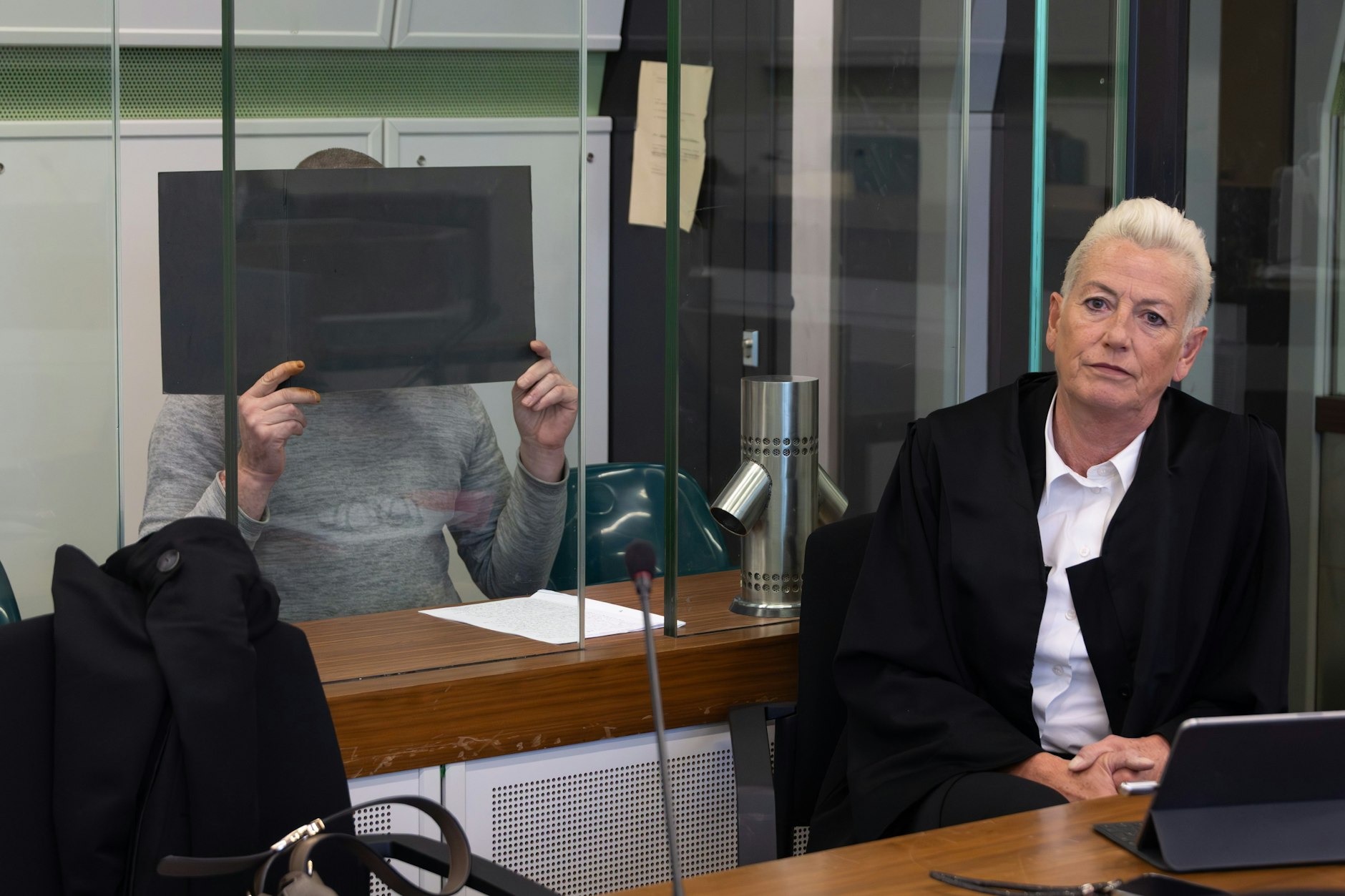 Der Angeklagte Alexander L. (45) mit seiner Verteidigerin.