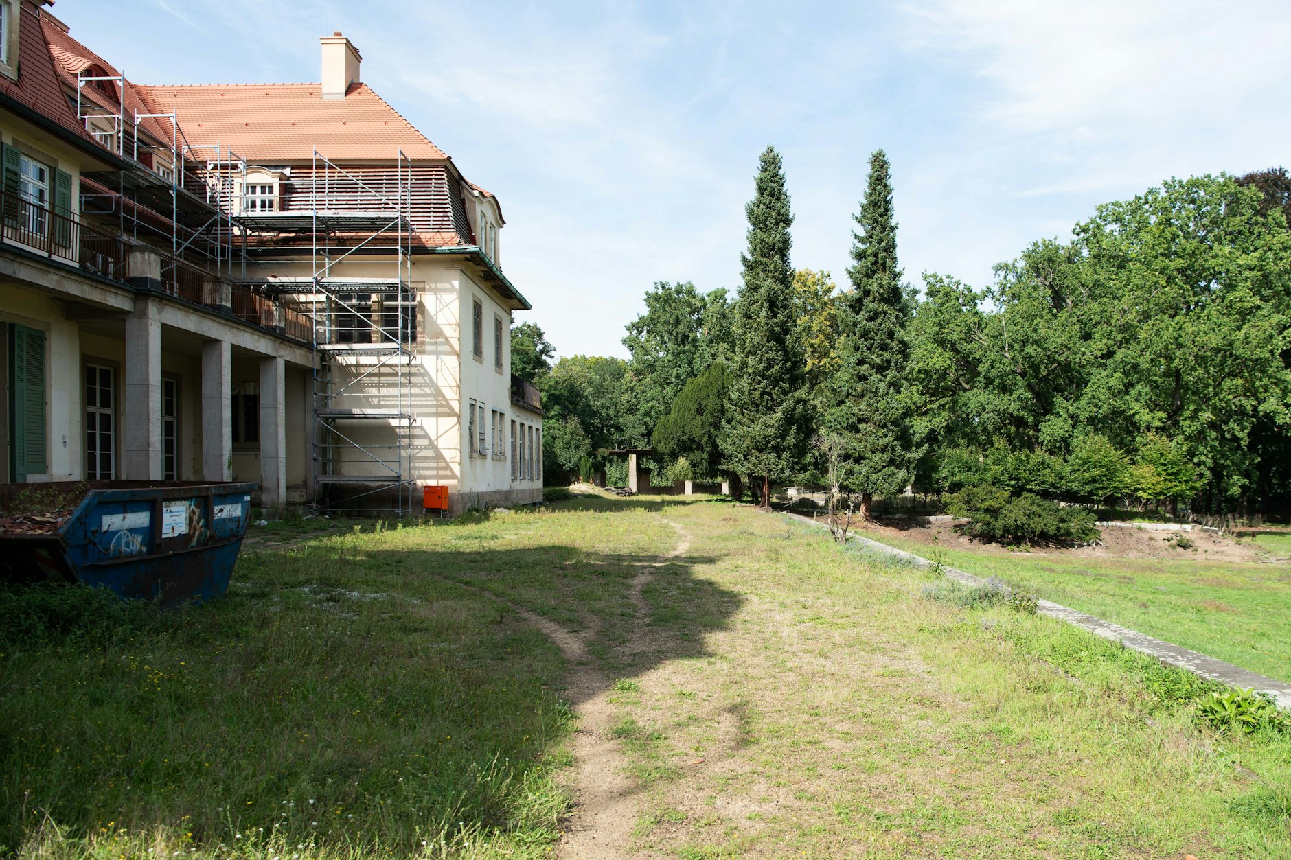 Die Siemens-Villa war einst das prunkvollste Gebäude in der Region. Heute ist davon nicht mehr viel übrig. Das Gebäude verfällt und der Garten verwildert.