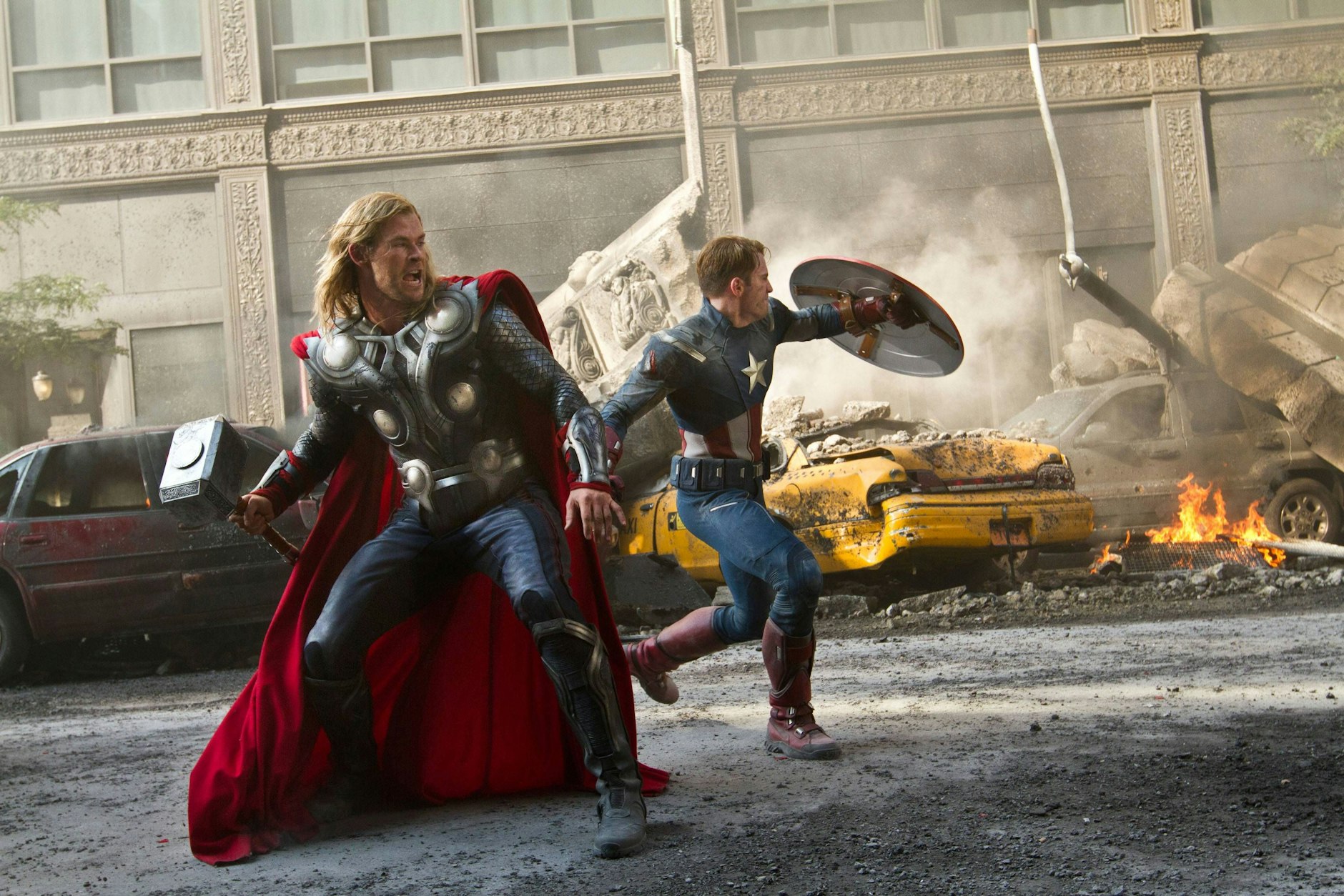 Kämpfen fürs Gute: Thor (Chris Hemsworth, li.) und Captain America (Chris Evans) in „Marvel's The Avengers“.