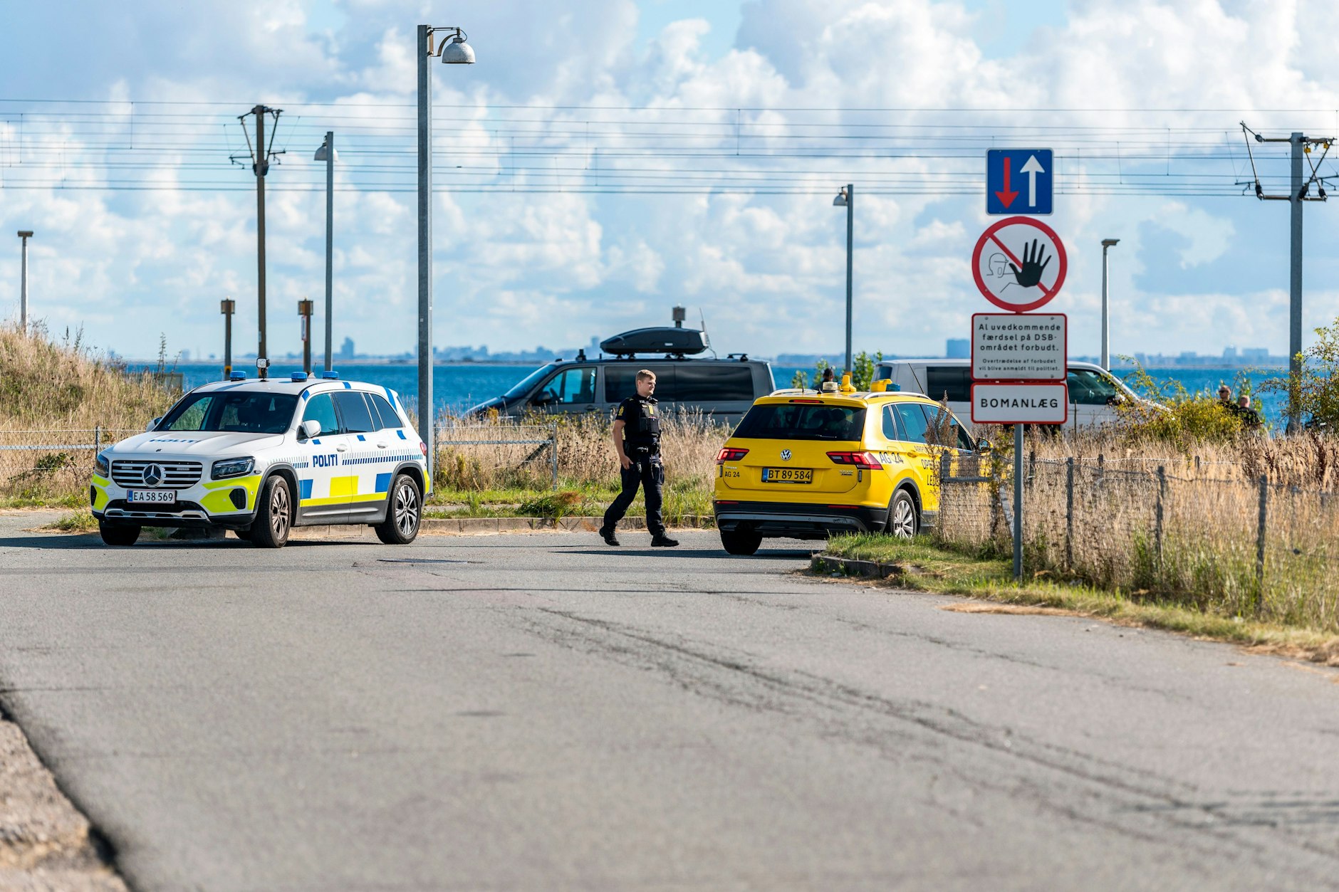 Fahrzeuge der dänischen Polizei und des dänischen Sicherheits- und Nachrichtendienstes (PET) stehen am Flughafen Kopenhagen, nachdem am Montagabend Drohnen über den Flughafen Kopenhagen geflogen waren und der Luftraum vier Stunden lang gesperrt wurde.