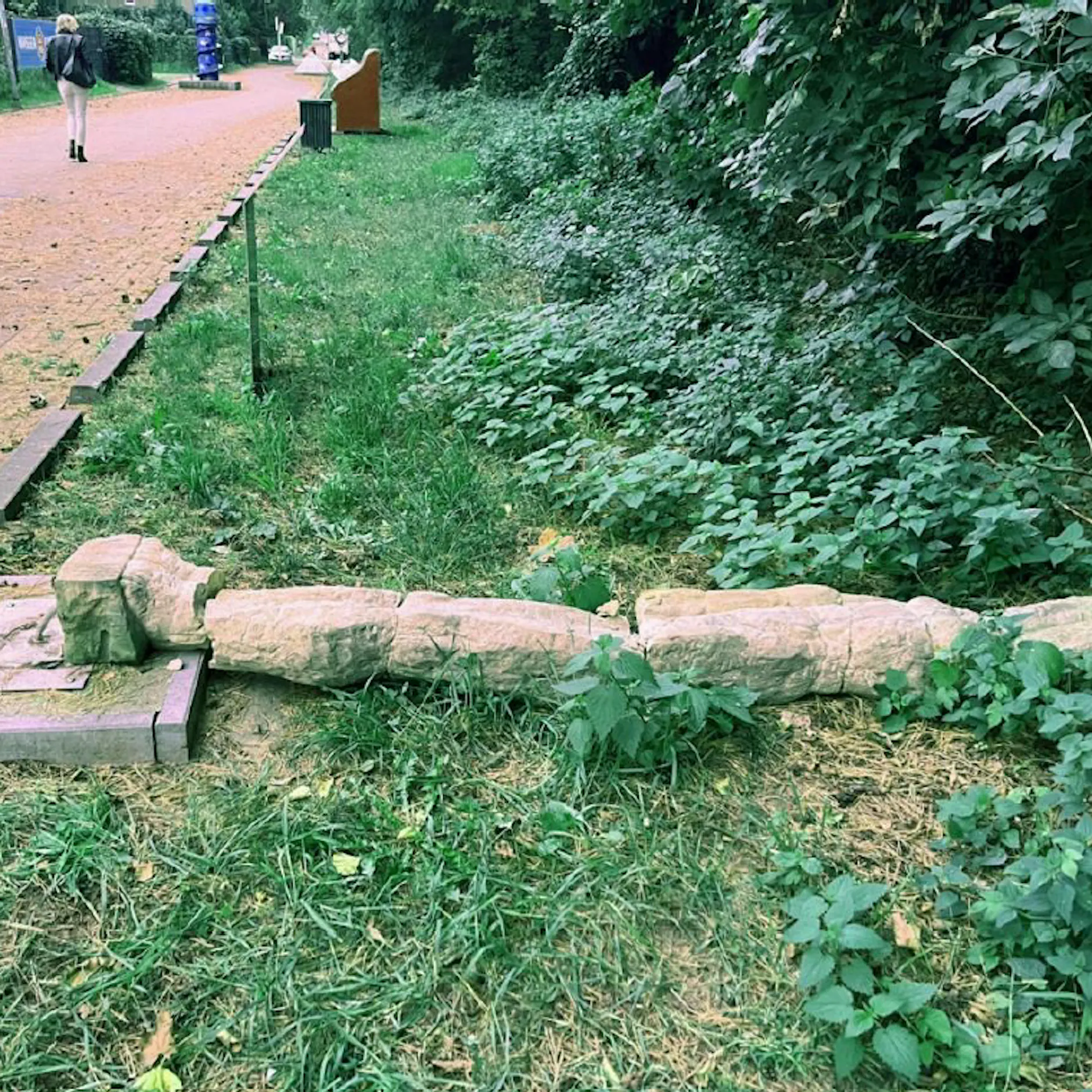 Skulpturen-Boulevard: Kunst-Hasser zertrümmern Friedensbotschaft!